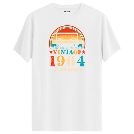 Beyaz vintage t-shirt, nostaljik mixtape koleksiyonunu tamamlıyor.