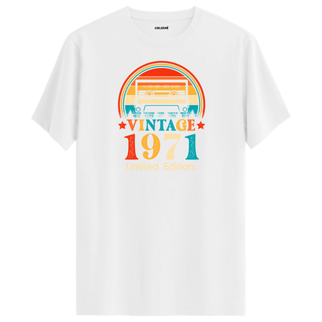 Beyaz vintage t-shirt, 70’lerin ikonik kaset temasını modern bir dokunuşla sunuyor.