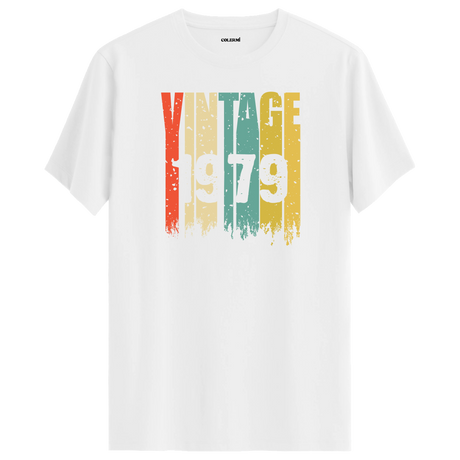 1979 yılına özel tasarlanmış retro tarzda vintage t-shirt. Unisex tasarım, geçmişin özgün ruhunu günümüze taşıyor.