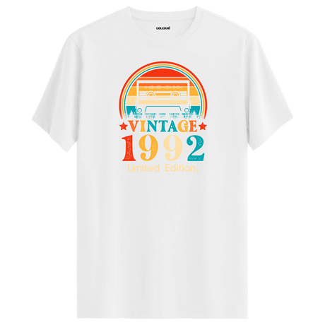 Beyaz vintage t-shirt, 1992’nin müzik ruhunu yansıtan retro tişört, geçmişin büyüsünü hissettiren özel bir parça.