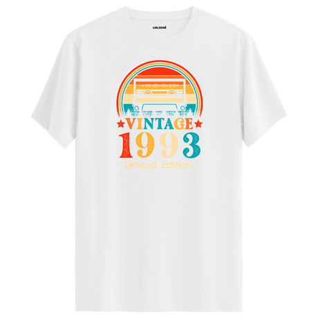 Beyaz vintage t-shirt, 1993’ün müzik ruhunu yansıtan retro tişört, geçmişin büyüsünü hissettiren özel bir parça.