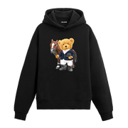 Atıyla birlikte duran binici kıyafetli ayıcık baskılı hoodie tasarımı.