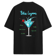 Blue Lagoon baskılı, sıçrayan mavi kokteyl temalı sırt tasarımlı oversize tişört