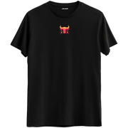 Güçlü ve kararlı bir boğa figürünü yansıtan geometrik tasarımlı Bisiklet Yaka T-Shirt.
