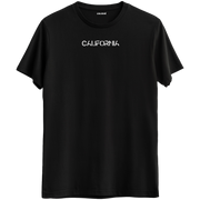 California yazısının yer aldığı sade ve şık minimal tasarımlı Bisiklet Yaka T-Shirt.