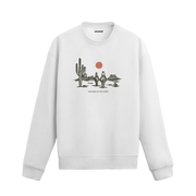 Çölde at üstünde yol alan iki kovboy ve kaktüs figürlü sweatshirt tasarımı.
