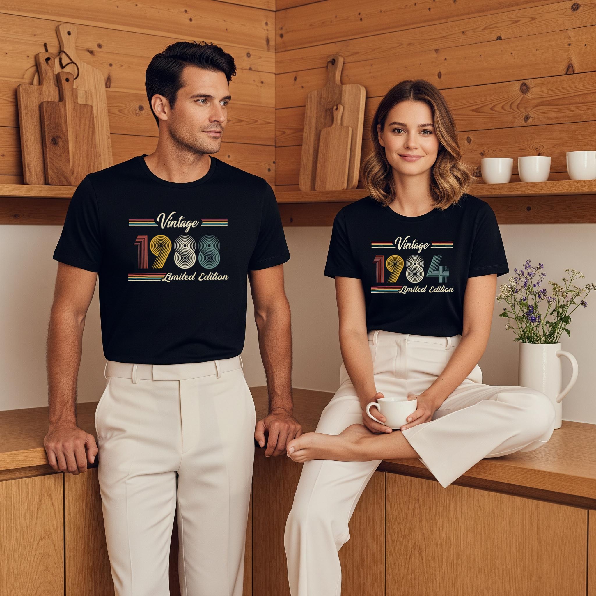 Colermi Klasik Vintage Tişört koleksiyonundan 1988 ve 1984 baskılı unisex modelleri sergileyen iki model.