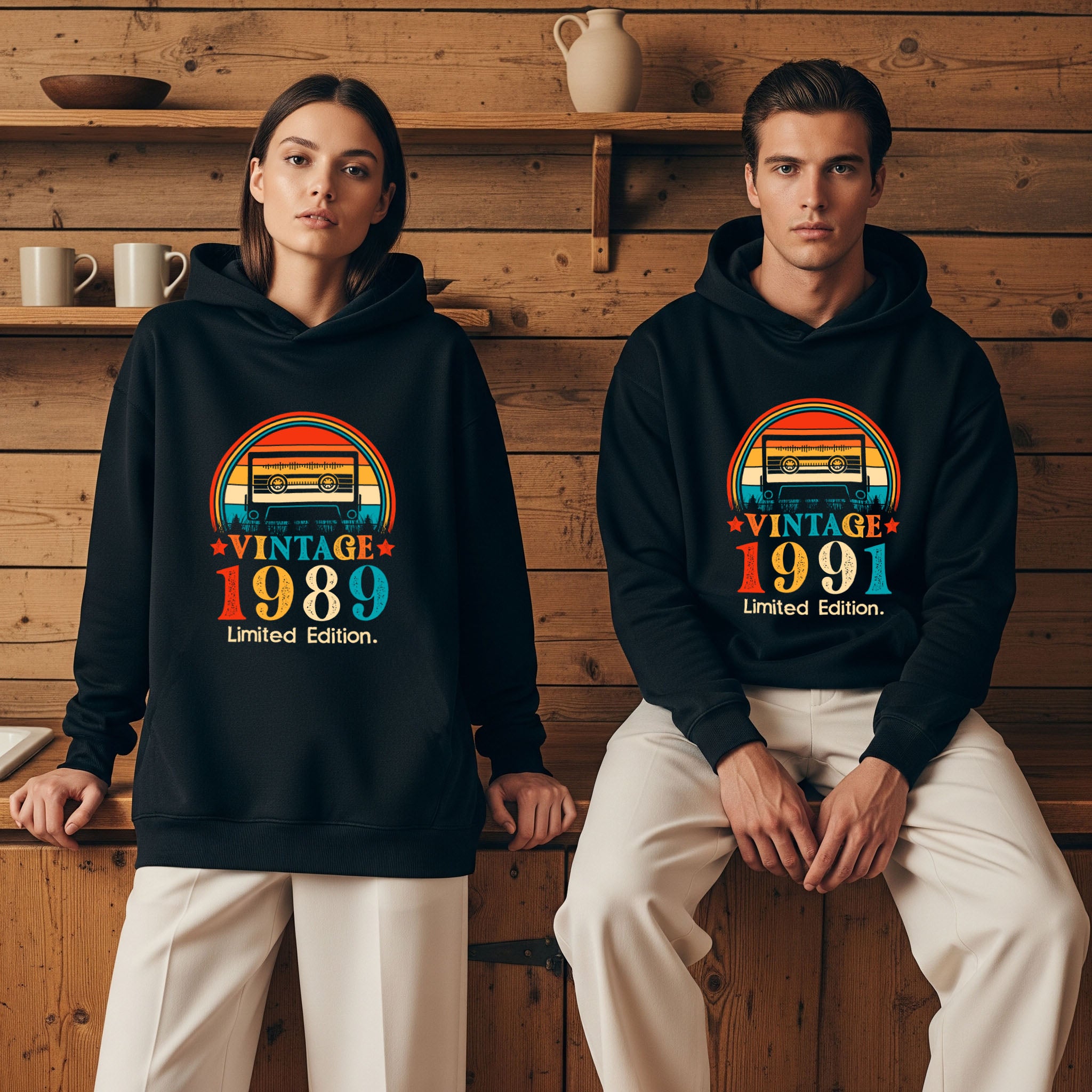 Colermi Mixtape Vintage Hoodie koleksiyonundan 1989 ve 1991 baskılı kaset tasarımlı unisex kapüşonlu modelleri sergileyen iki model.