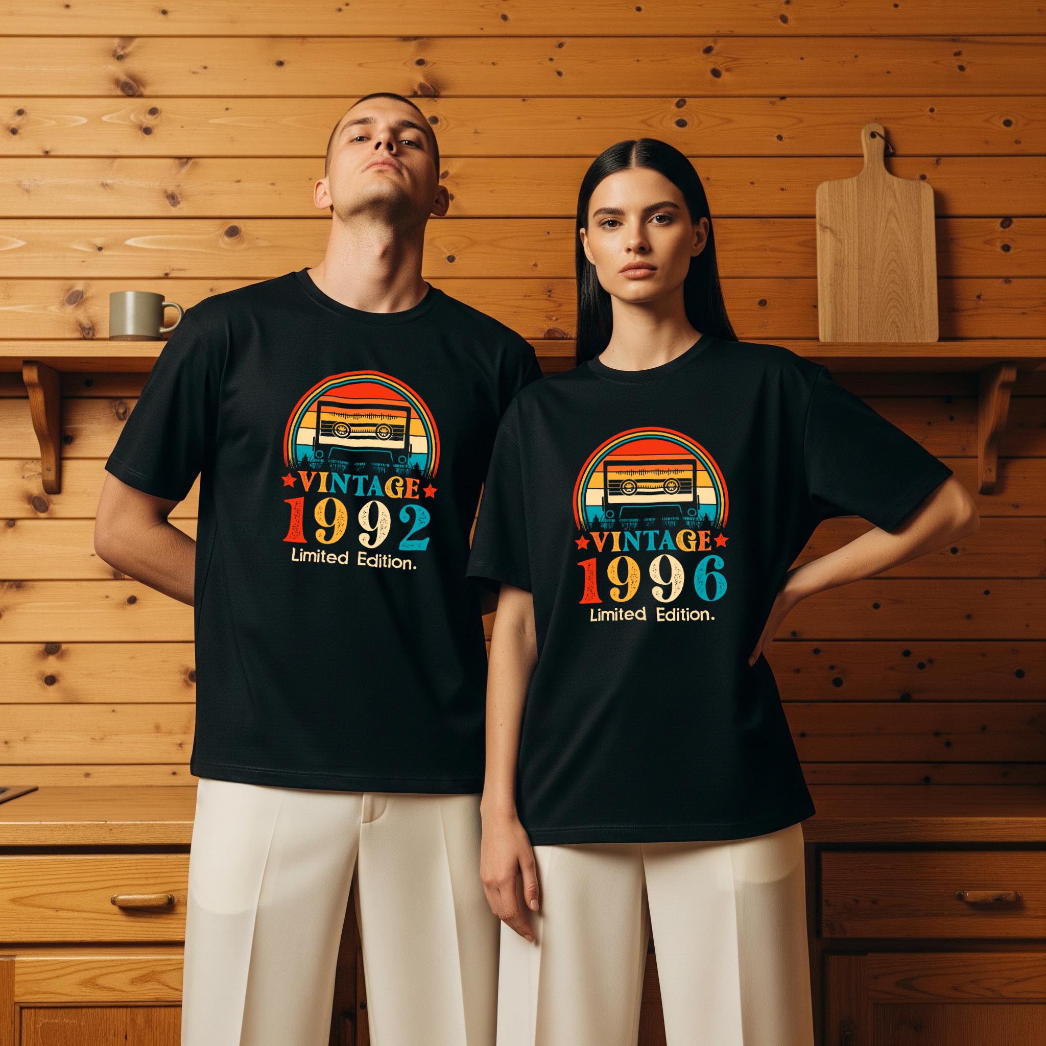 Colermi Mixtape Vintage Oversize Tişört koleksiyonundan 1992 ve 1996 baskılı kaset tasarımlı unisex modelleri sergileyen iki model.