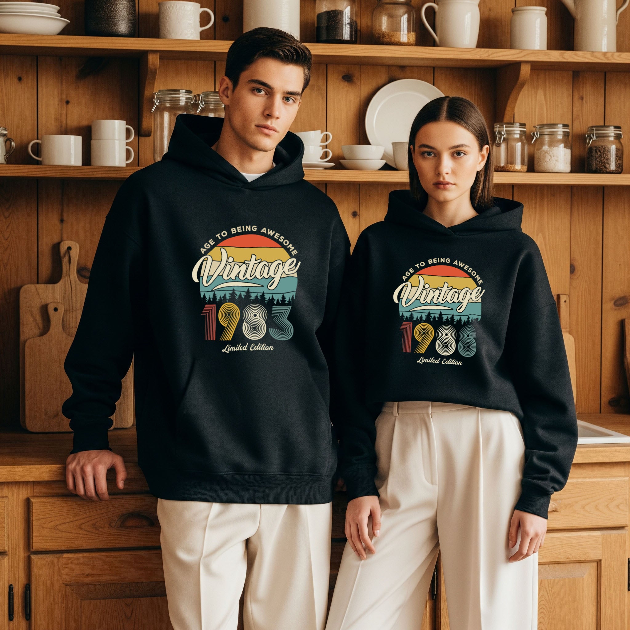 Colermi Nostalji Vintage Hoodie koleksiyonundan 1983 ve 1988 baskılı unisex kapüşonlu tasarımları sergileyen iki model.