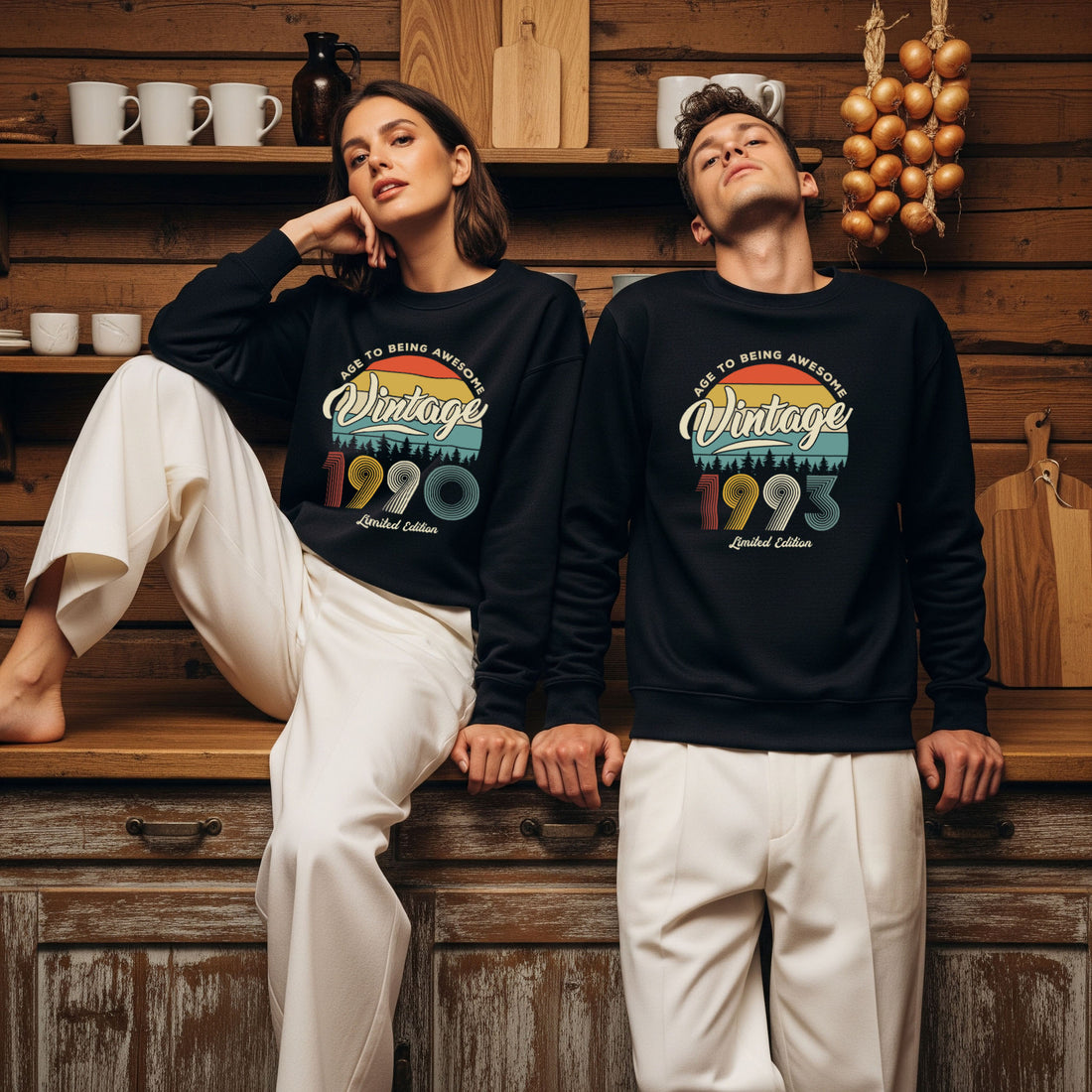 Colermi Nostalji Vintage Sweatshirt koleksiyonundan 1990 ve 1993 baskılı unisex tasarımları sergileyen iki model.