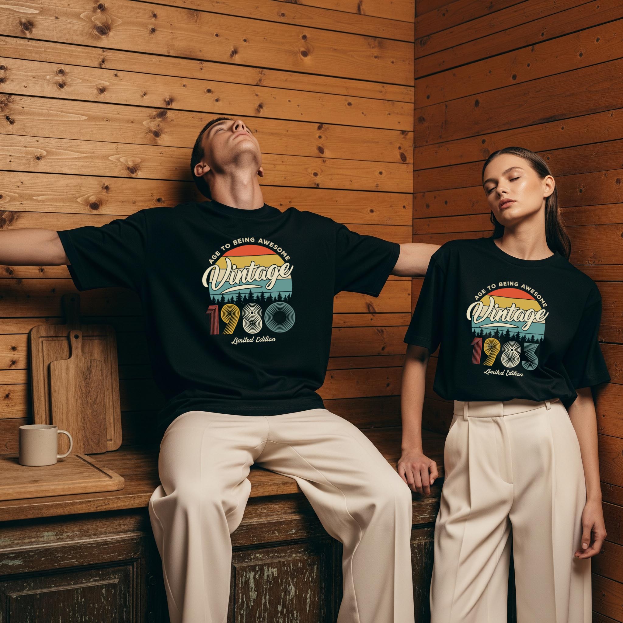 Colermi Nostalji Vintage Oversize Tişört koleksiyonundan 1980 ve 1983 baskılı unisex modelleri sergileyen iki model.