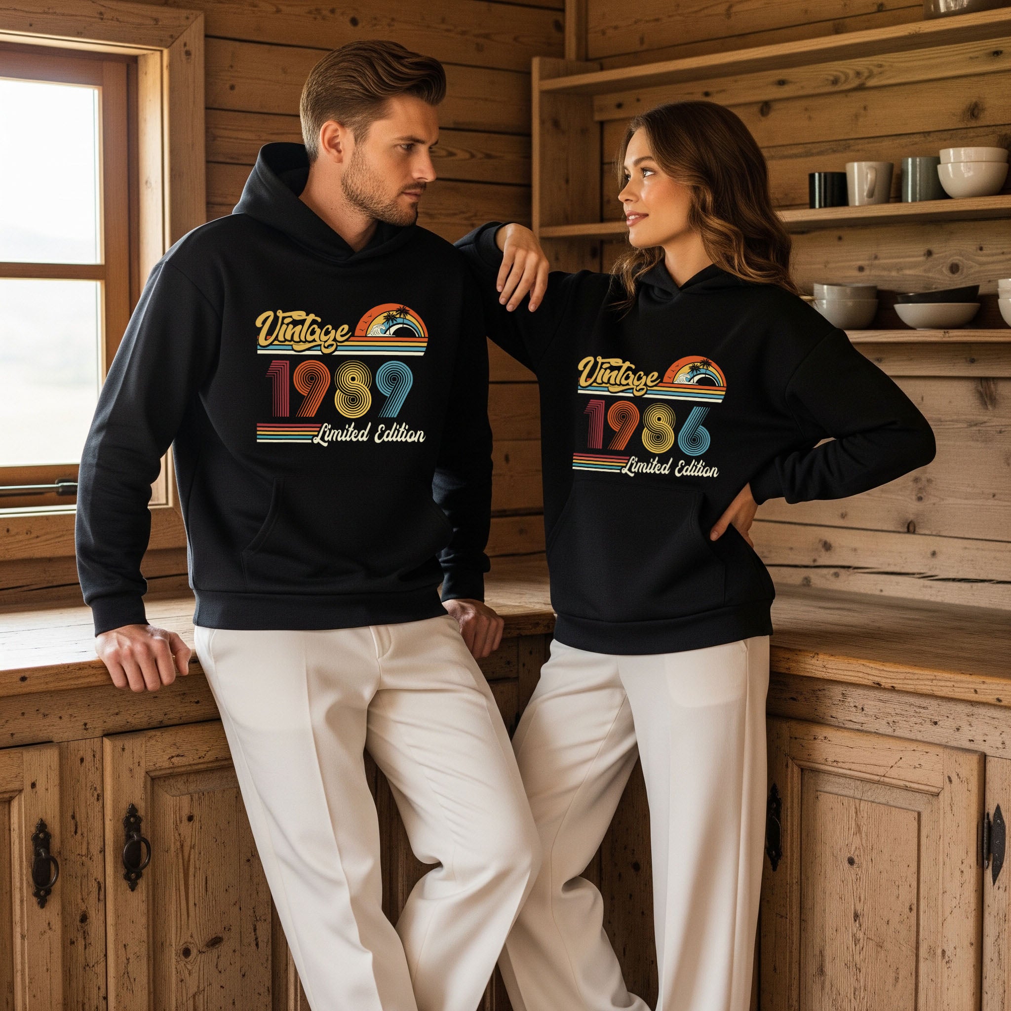 Colermi Vintage Hoodie koleksiyonundan 1989 ve 1986 baskılı unisex kapüşonlu tasarımları sergileyen iki model.