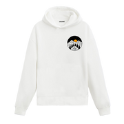 Beyaz hoodie üzerinde dağ ve çadır manzaralı tasarım
