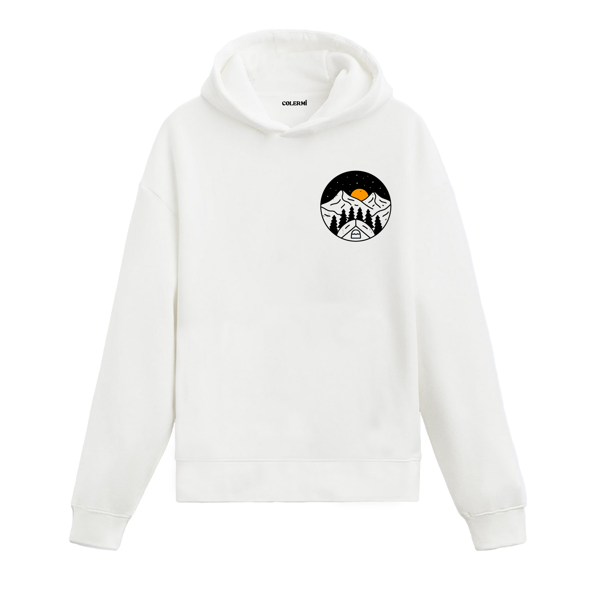 Beyaz hoodie üzerinde dağ ve çadır manzaralı tasarım