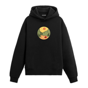 Siyah hoodie üzerinde kamp çadırı ve dağ manzaralı tasarım