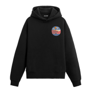 Siyah hoodie üzerinde dağ manzarası ve karavan tasarımı