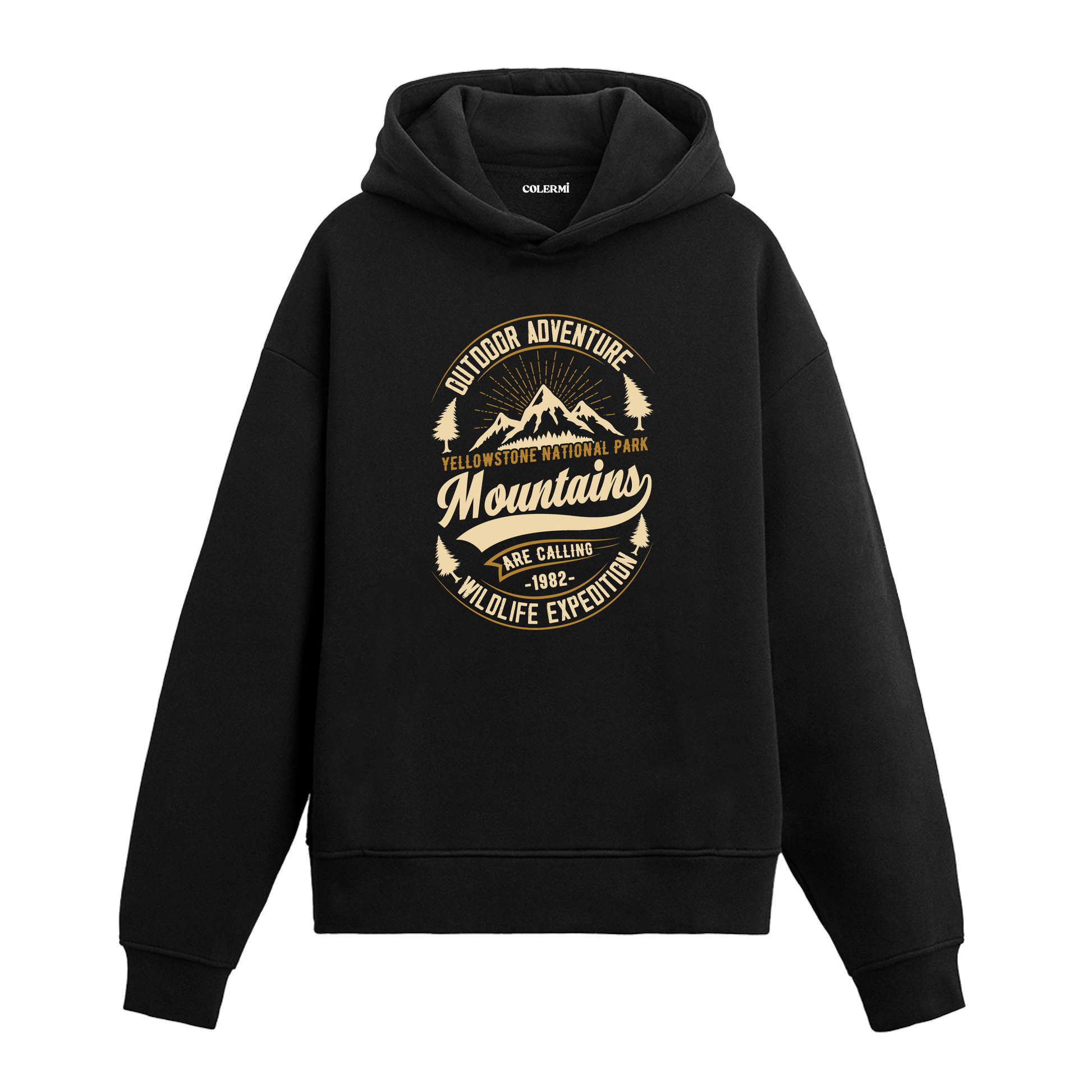 Siyah hoodie üzerinde dağ ve outdoor adventure temalı tasarım