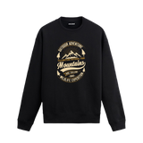 Sweatshirt üzerinde Yellowstone National Park ve dağ temalı tasarım bulunan model.