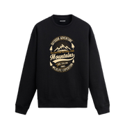 Sweatshirt üzerinde Yellowstone National Park ve dağ temalı tasarım bulunan model.