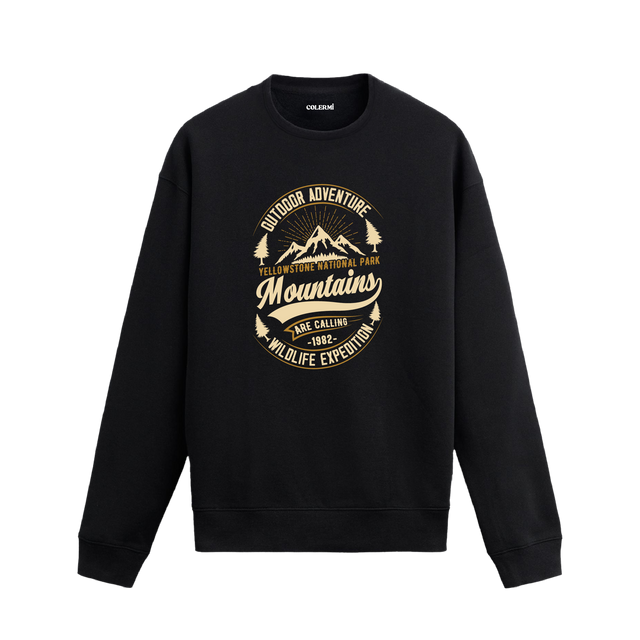 Sweatshirt üzerinde Yellowstone National Park ve dağ temalı tasarım bulunan model.