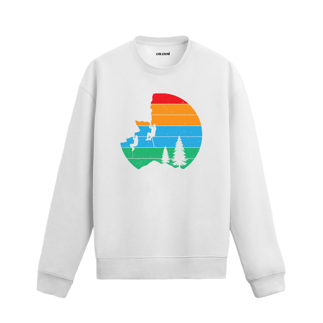 Dağcı figürlü ve ağaç detaylı tasarıma sahip siyah sweatshirt modeli.