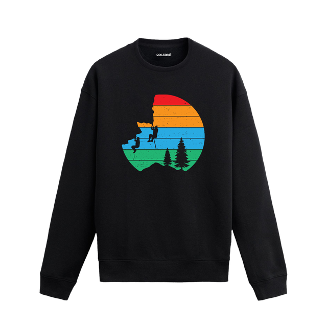 Dağcı figürlü ve ağaç detaylı tasarıma sahip siyah sweatshirt modeli.