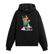 Müzik çalarla dans eden, şapka ve sweatshirt giymiş sevimli ayıcık baskılı hoodie tasarımı.