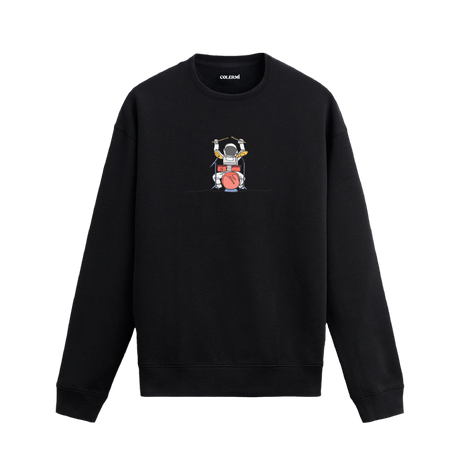 Davul çalan astronot tasarımlı Colermi sweatshirt, minimal uzay temasıyla.