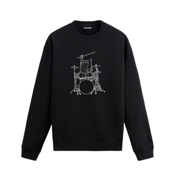 Bateri seti başında bagetini havaya kaldırmış davul çalan kedi figürlü Colermi sweatshirt.