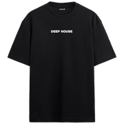 “DEEP HOUSE” yazılı minimal tasarımlı oversize tişört, sade tasarımı ve rahat kesimiyle modern bir görünüm sunar.