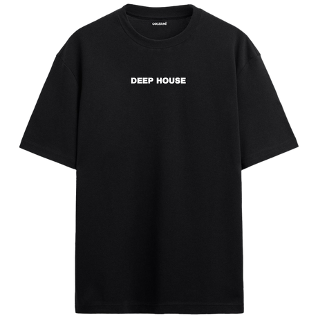“DEEP HOUSE” yazılı minimal tasarımlı oversize tişört, sade tasarımı ve rahat kesimiyle modern bir görünüm sunar.