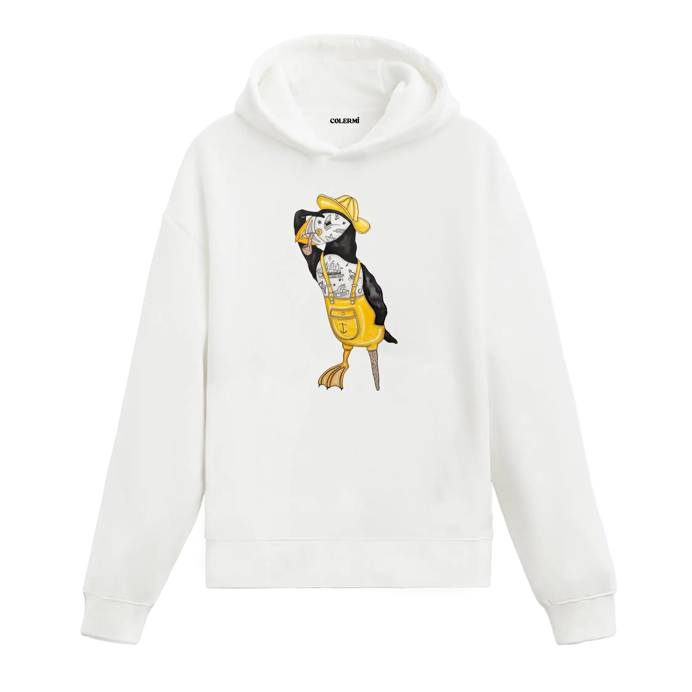 Sarı balıkçı tulumu ve şapka giyen, deniz temalı dövmeli deniz papağanı figürlü Colermi hoodie.