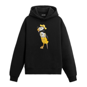 Sarı balıkçı tulumu ve şapka giyen, deniz temalı dövmeli deniz papağanı figürlü Colermi hoodie.