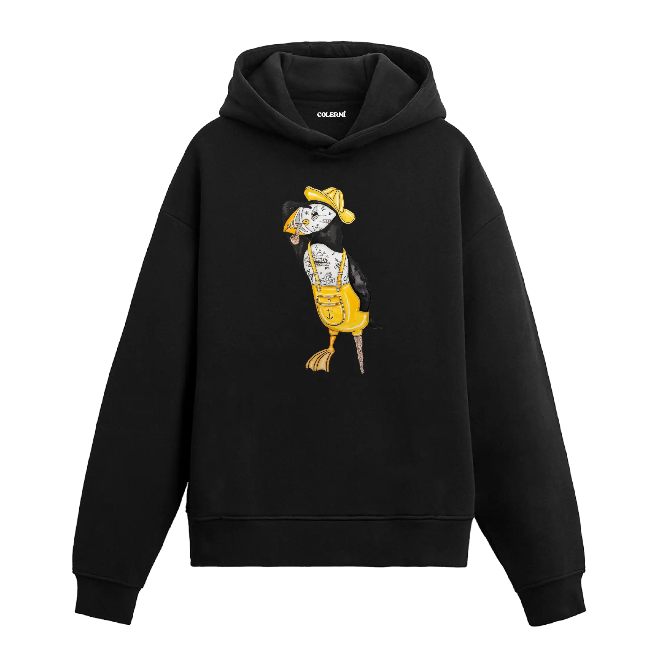 Sarı balıkçı tulumu ve şapka giyen, deniz temalı dövmeli deniz papağanı figürlü Colermi hoodie.