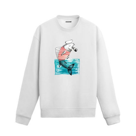 Kaptan şapkalı, çizgili tişörtlü ve pipo içen balık baskılı Colermi sweatshirt.