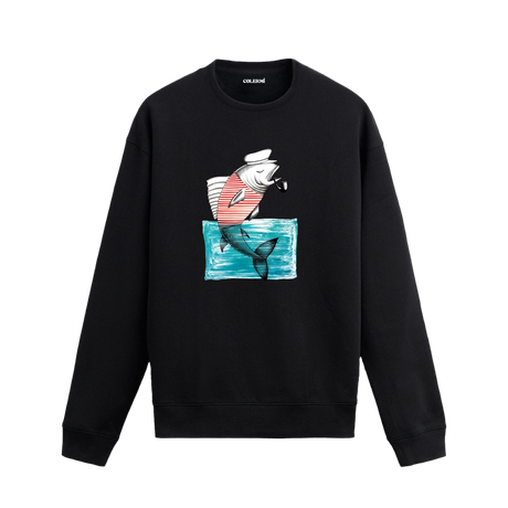 Kaptan şapkalı, çizgili tişörtlü ve pipo içen balık baskılı Colermi sweatshirt.