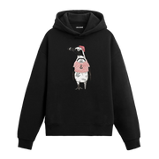 Denizci temalı kırmızı çizgili t-shirt giyen, dövmeli penguen figürlü Colermi siyah hoodie.