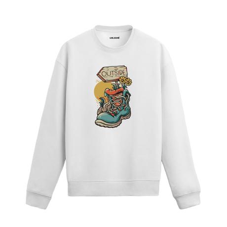 Retro tarzda ayakkabı, çiçek ve “Dışarı” tabelası baskılı beyaz sweatshirt.