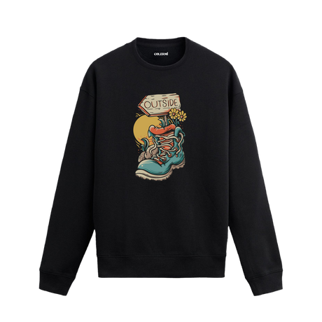 Retro tarzda ayakkabı, çiçek ve “Dışarı” tabelası baskılı siyah sweatshirt.