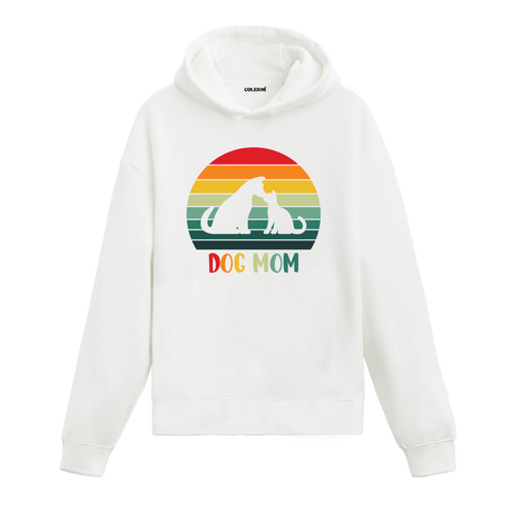 Retro günbatımı dairesinde köpek ve kedi figürlü, “DOG MOM” yazılı beyaz hoodie