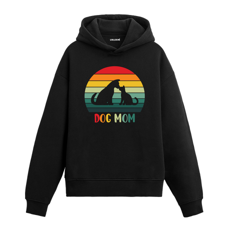 Retro günbatımı dairesinde köpek ve kedi figürlü, “DOG MOM” yazılı siyah hoodie