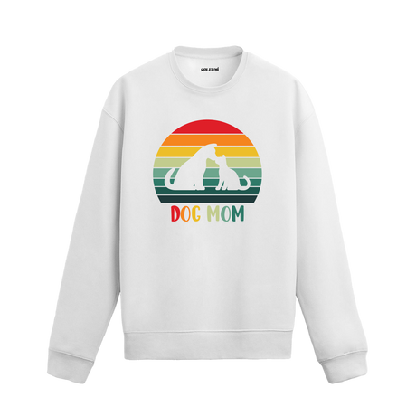 Siyah sweatshirt üzerinde retro renklerde “Dog Mom” yazısı ve köpek silüeti baskısı