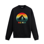 Siyah sweatshirt üzerinde retro renklerde “Dog Mom” yazısı ve köpek silüeti baskısı