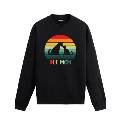 Siyah sweatshirt üzerinde retro renklerde “Dog Mom” yazısı ve köpek silüeti baskısı