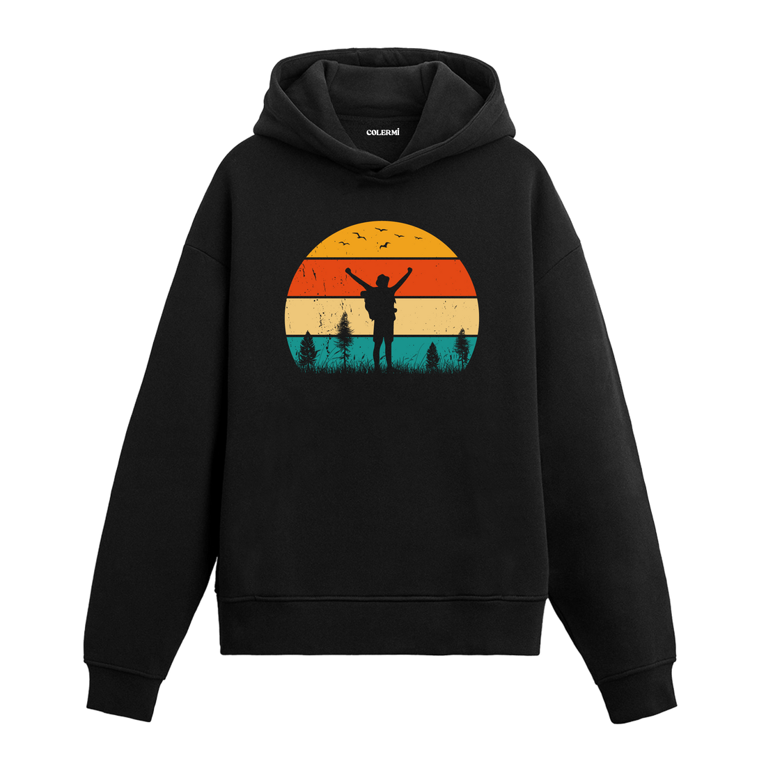 Siyah hoodie üzerinde gün batımı ve doğa yürüyüşçüsü tasarımı
