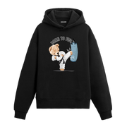 Boks torbasına tekme atan dövüş giysili sevimli ayıcık figürlü hoodie tasarımı.