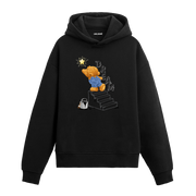 Yıldızlara uzanan, merdivende duran ayıcık figürlü hoodie tasarımı.
