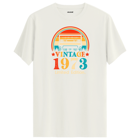 Ekru vintage t-shirt, 1973’ün unutulmaz mixtape atmosferini yaşatıyor.