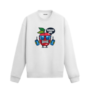 Beyaz sweatshirt üzerinde komik elma karakter tasarımı